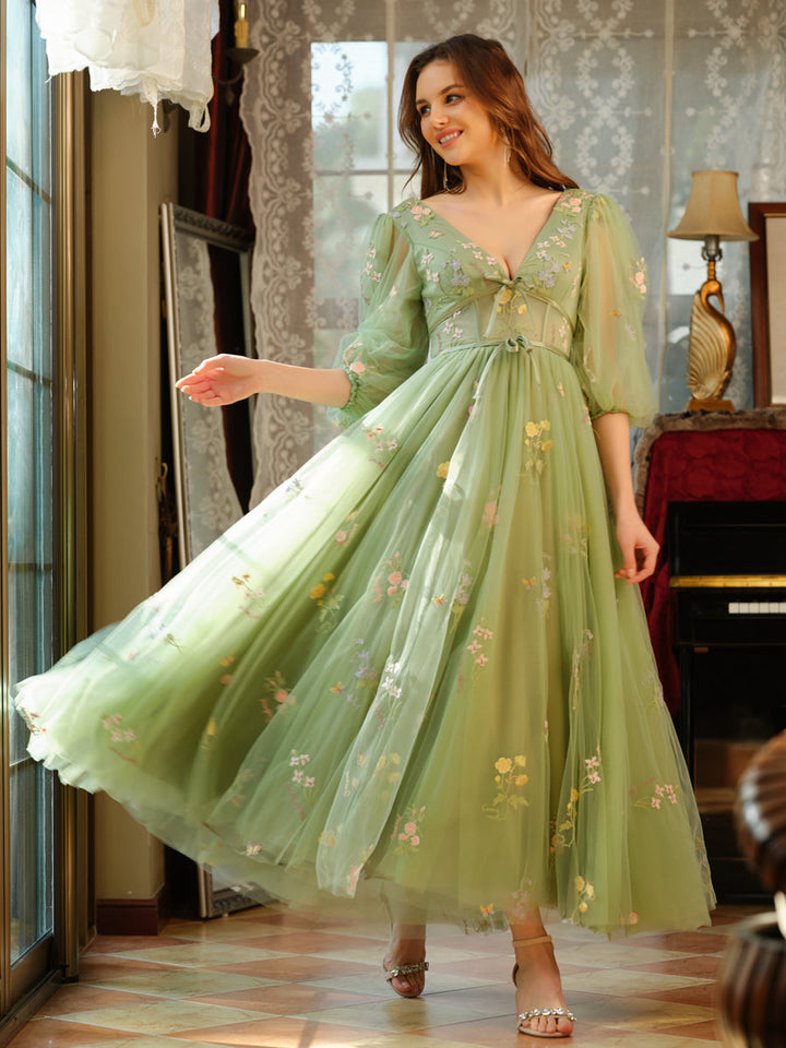 A-Line/Princess V-Neck Tulle Prom Dresses with Bowknot &amp; Embroidery