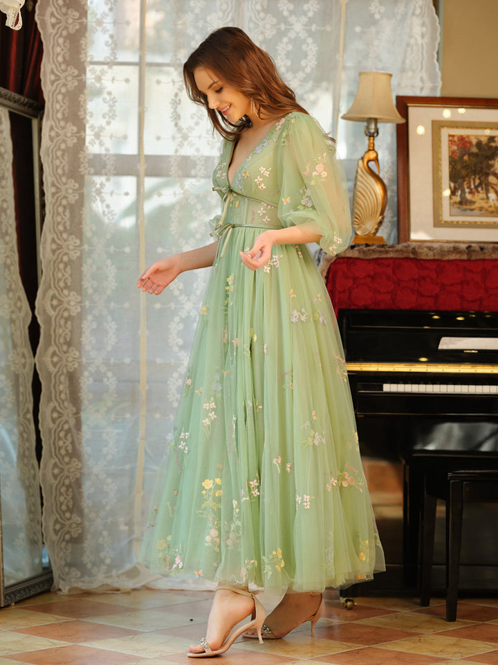 A-Line/Princess V-Neck Tulle Prom Dresses with Bowknot &amp; Embroidery