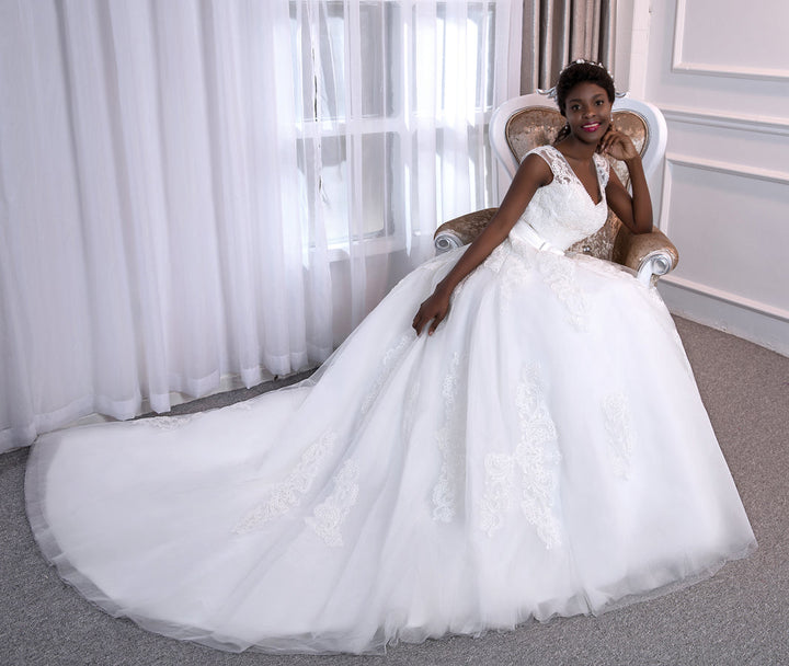 V-Neck Sleeveless Tulle Ball Gown Wedding Dresses with Belt &amp; Appliques